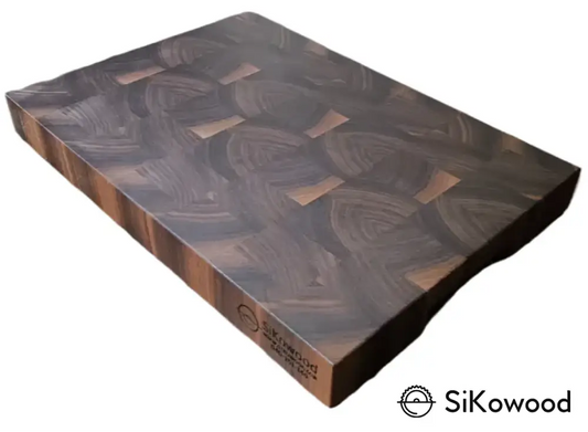 Detajl površine deske, ki prikazuje edinstveno strukturo ameriškega oreha.