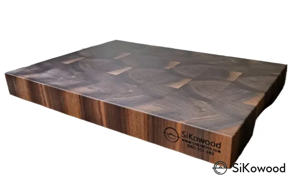 Lesena endgrain deska za rezanje iz ameriškega oreha, dimenzij 40x28x4,5 cm.