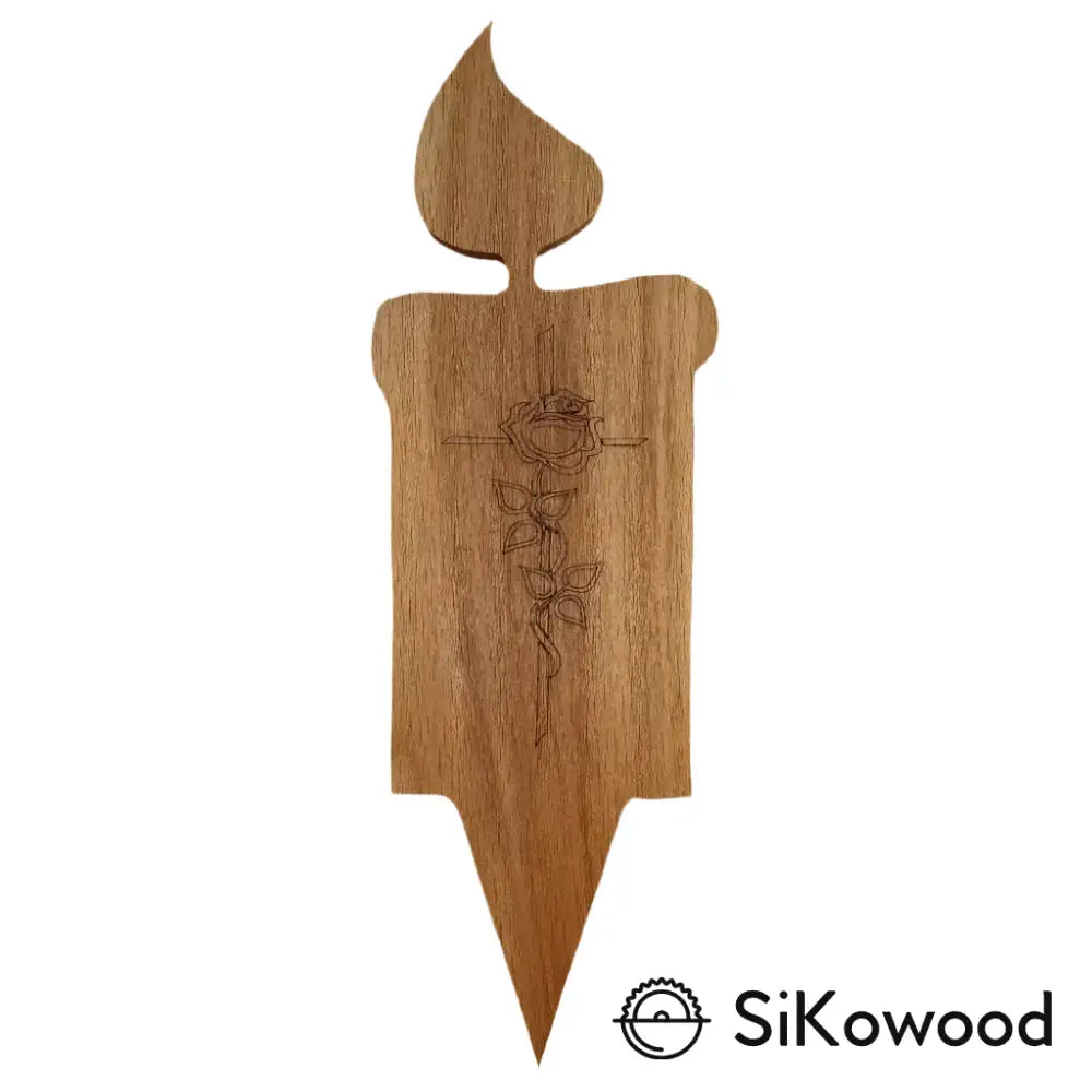 Lesena masivna sveča z motivom križa, izdelana iz slovenskega bukovega lesa, primerna za zunanjo uporabo.