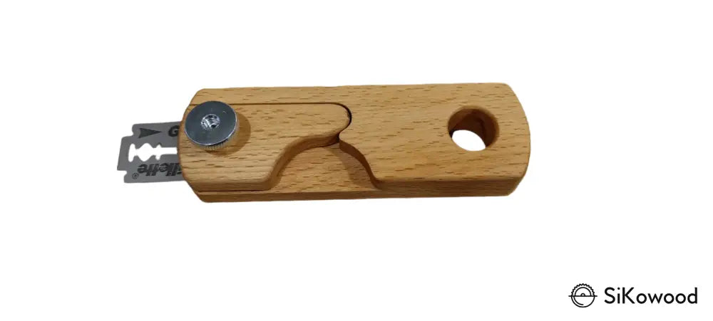 Ergonomsko oblikovan leseni nož za natančne reze pri peki kruha