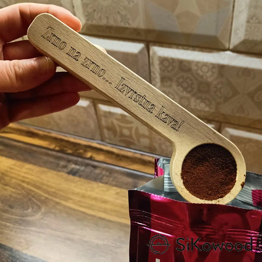 Pogled na leseno žličko za kavo v uporabi – Natančno doziranje kave in enostavno zapiranje vrečke za ohranjanje svežine.