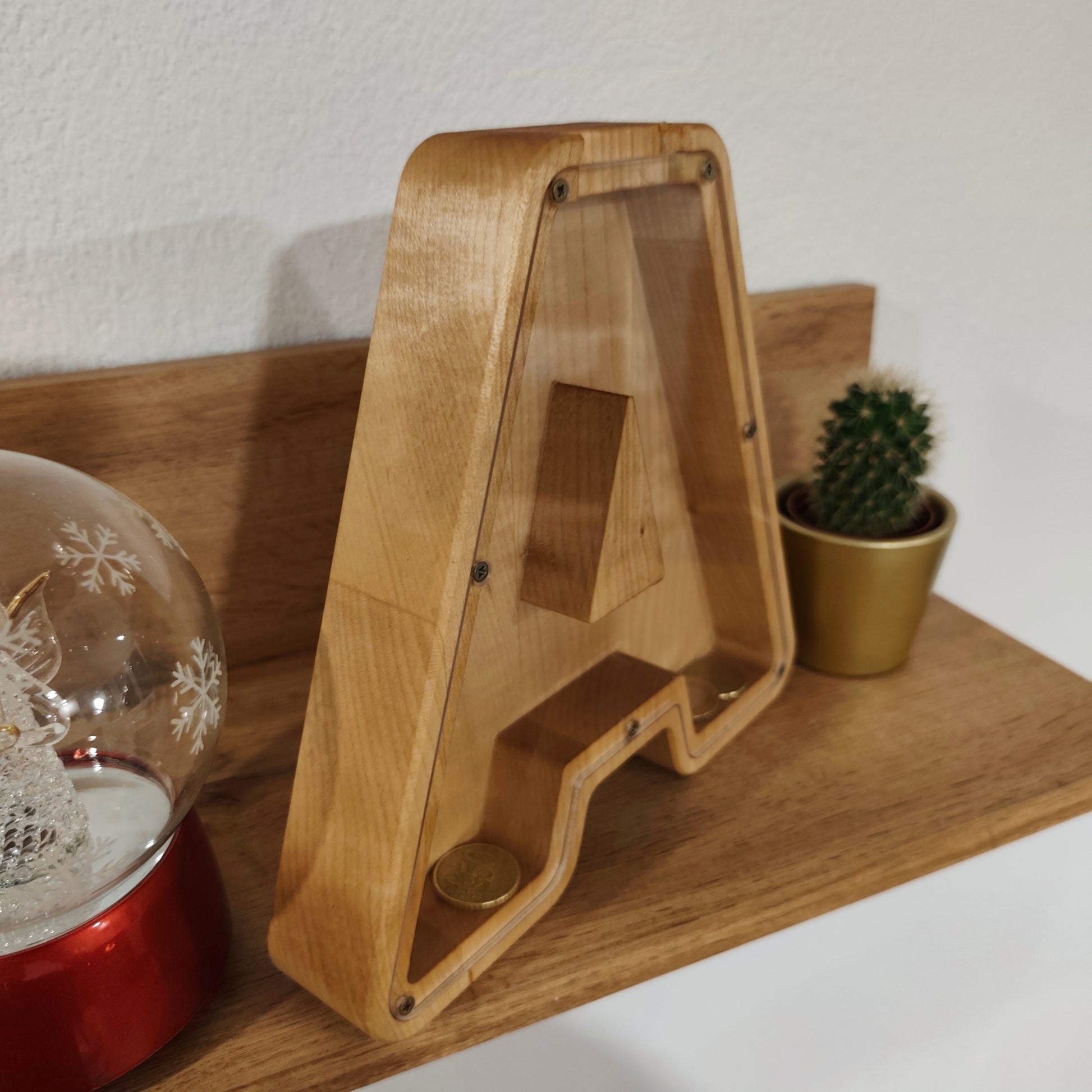 Lesen hranilnik v obliki črke kot darilo za rojstni dan otroka