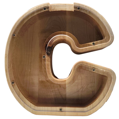 Detajl zaključne obdelave slovenskega lesa na lesenem hranilniku v obliki črke