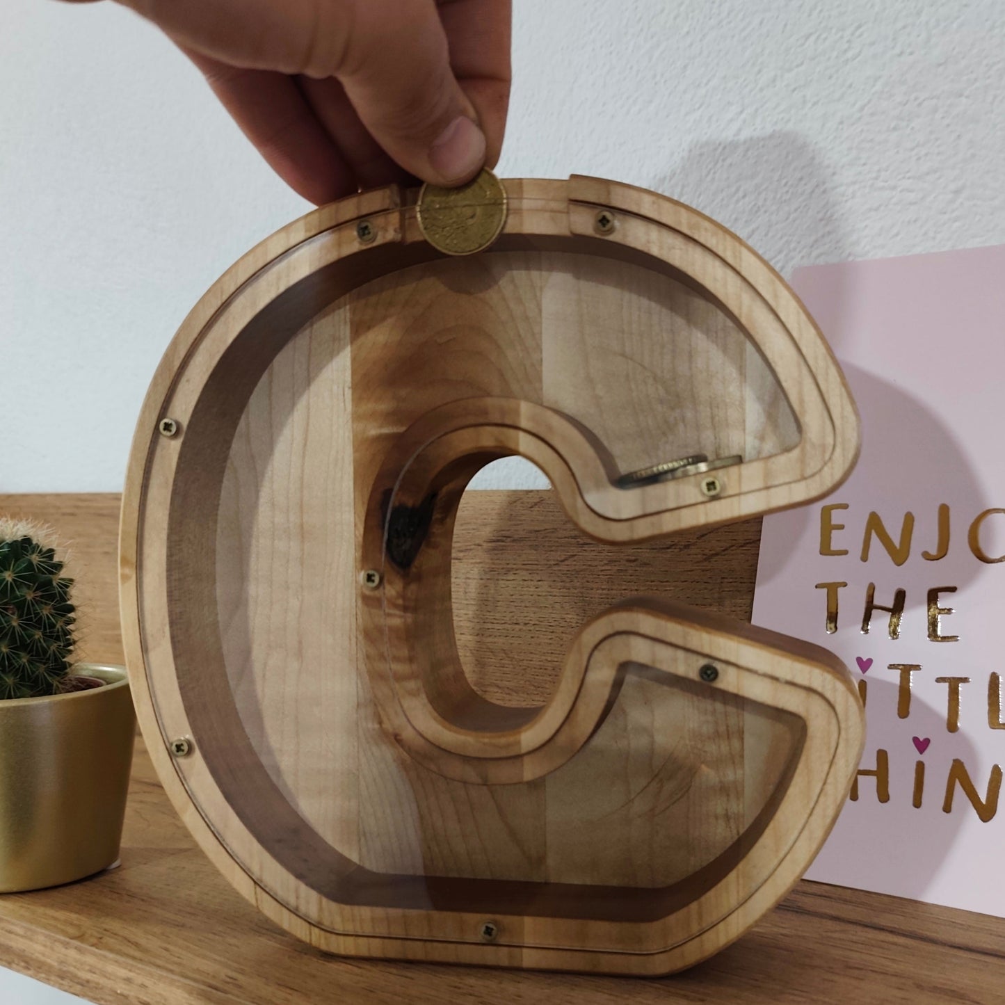 Lesen hranilnik v obliki črke C in vstavljanje denarja